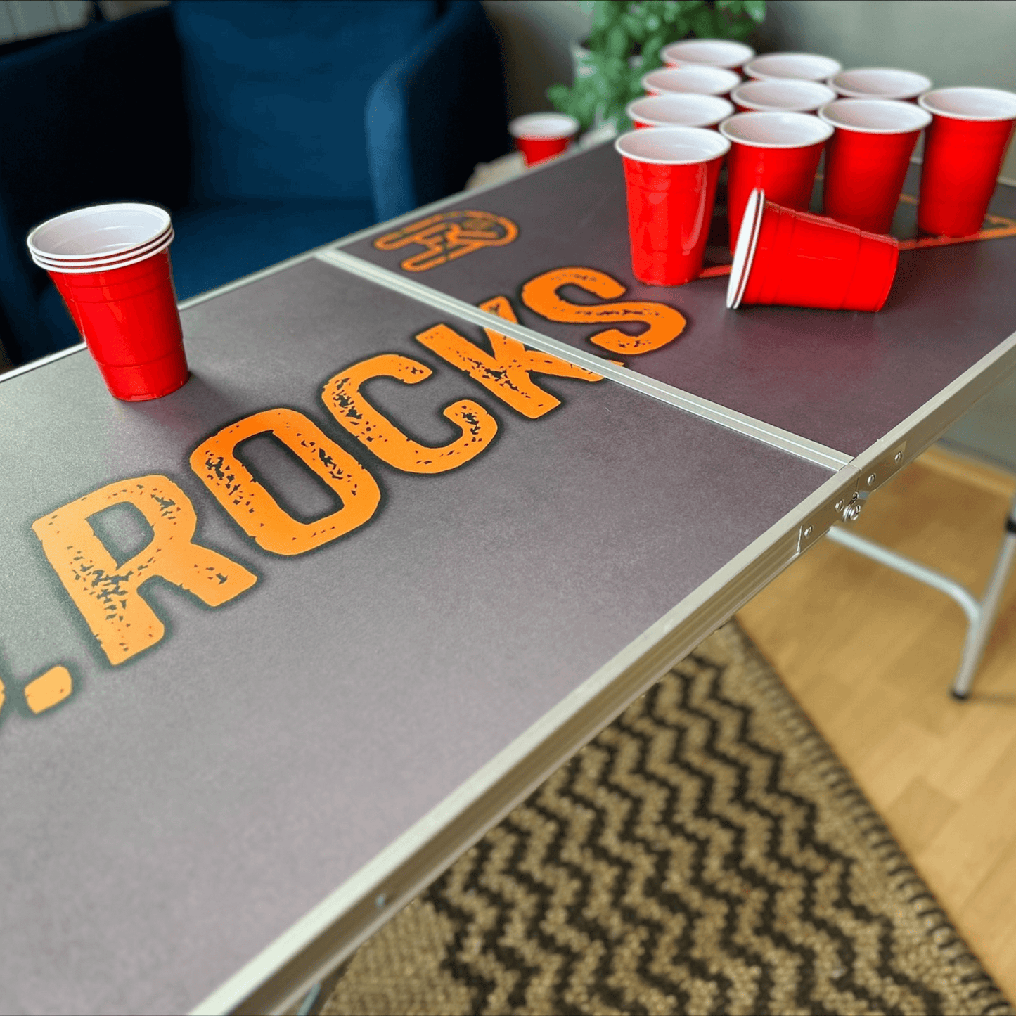 Beer-Pong Rocks Tisch